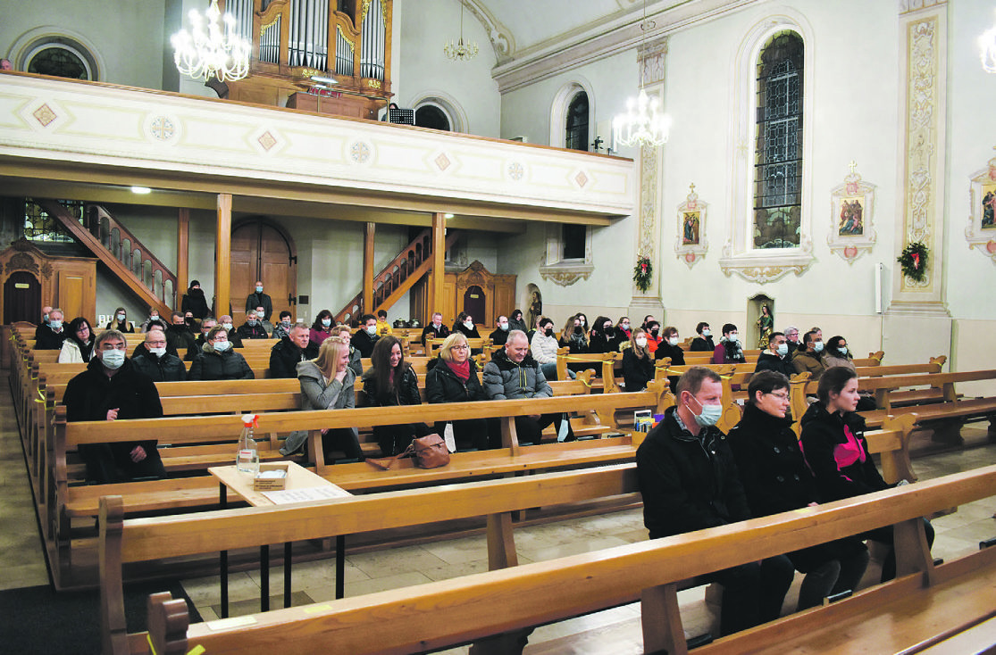 Kirchenbesucher auf drei  Gottesdienste verteilt