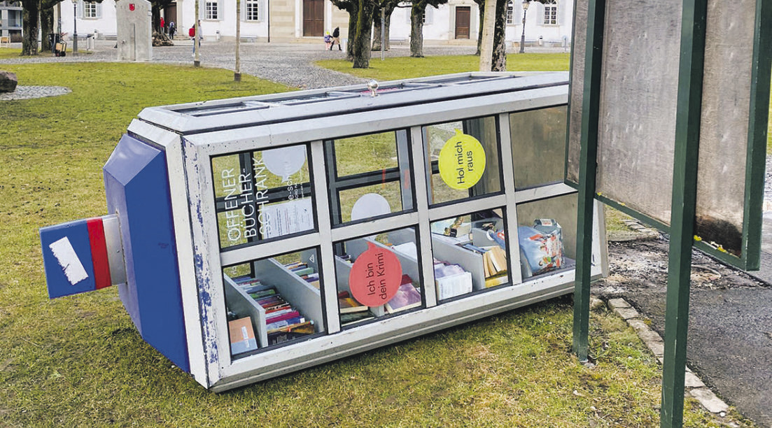 Sturm wirft  Bücherschrank um