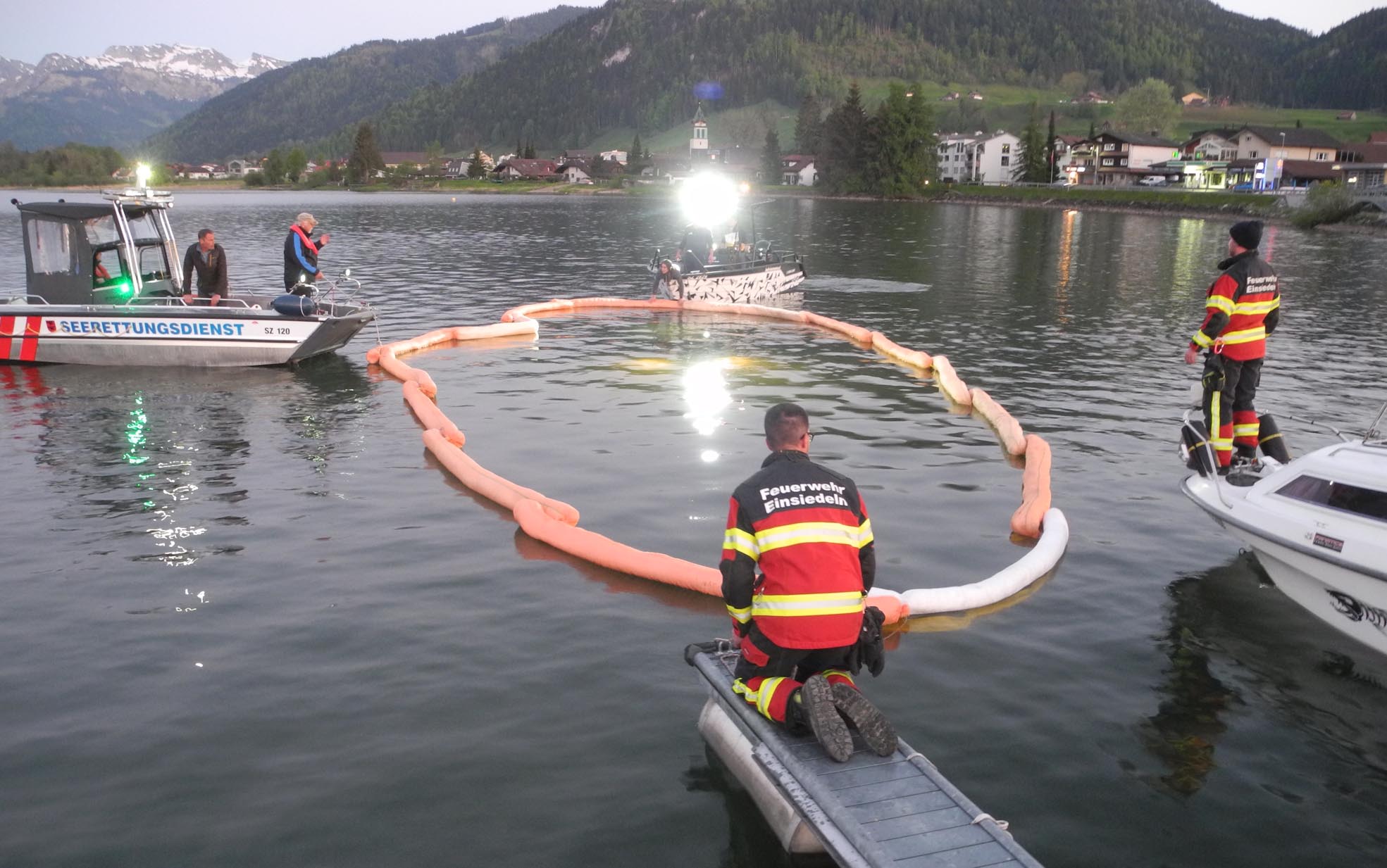 Abgestelltes Fahrzeug rollt in den Sihlsee