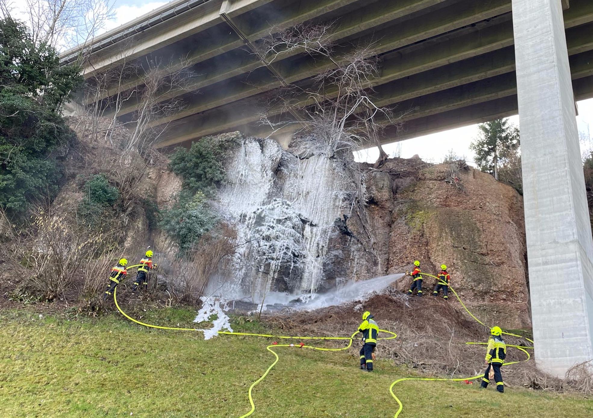 Flächenbrand unter dem Autobahnviadukt