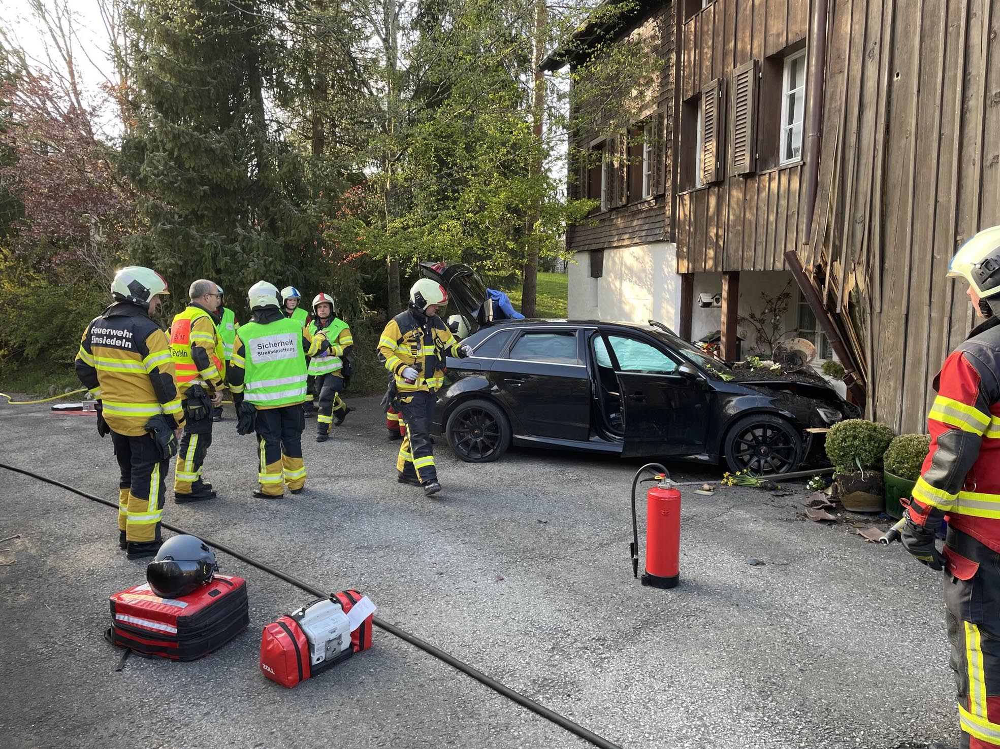 Einsiedeln: Auto kracht in Hausfassade