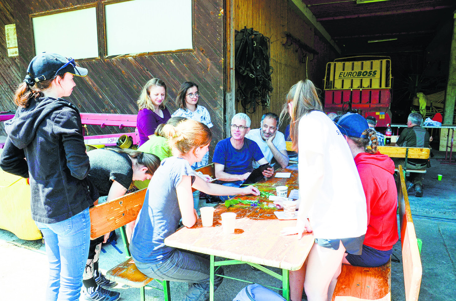 Raus aus dem Schulzimmer,  rein in die Blumenwiese