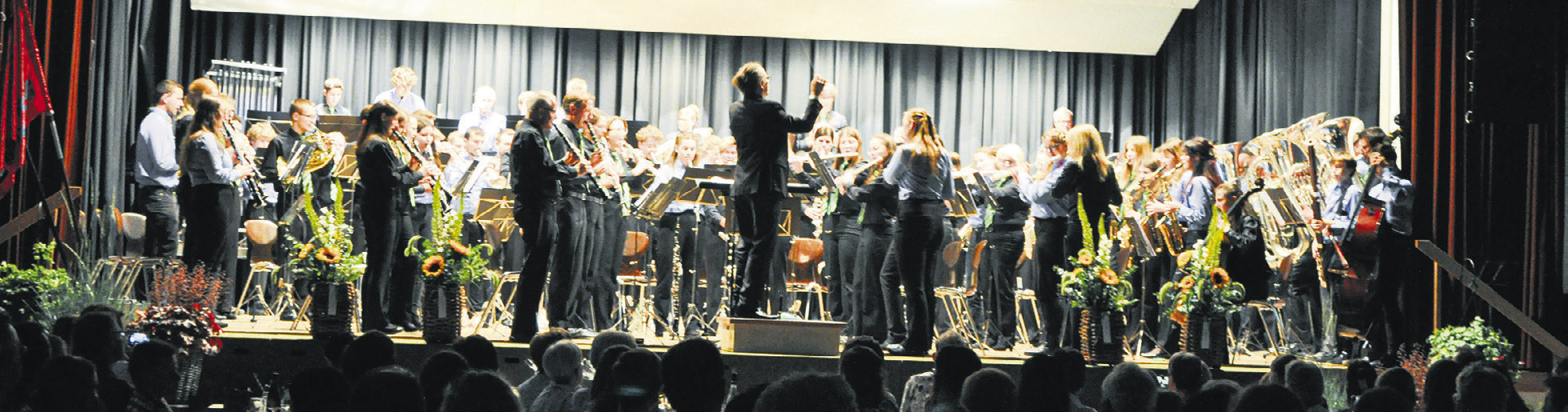 Hundert Musikanten auf der Bühne