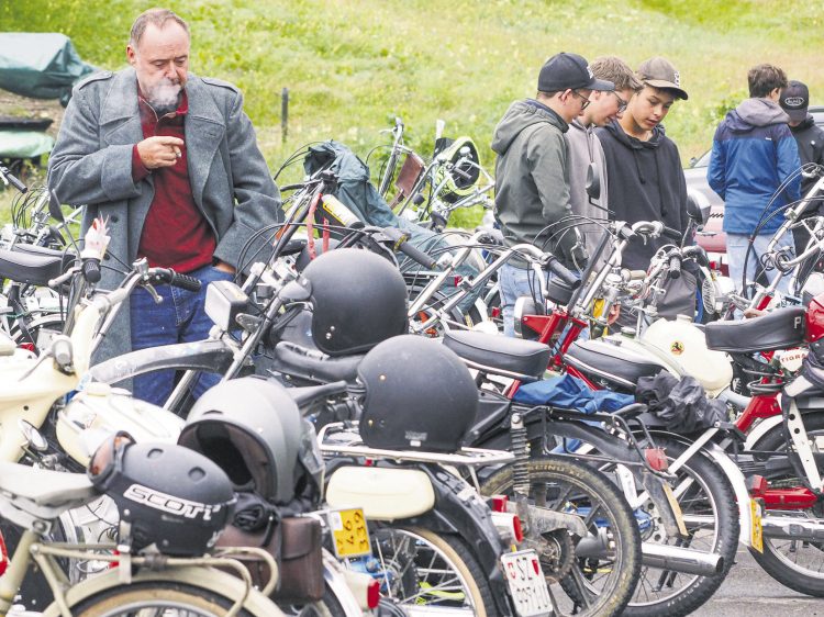 Töfflibuben und -Mädchen liessen im Brunni die Motoren knattern