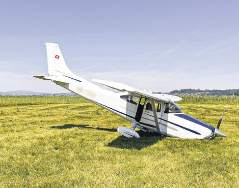 Kleinflugzeug macht  Bruchlandung