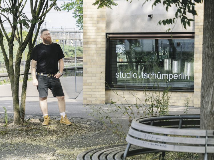 Das Licht eines Alpthalers strahlt vom  Hauptbahnhof in die ganze Schweiz