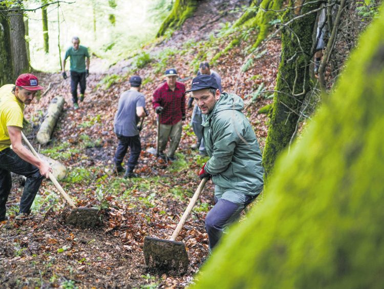 Mit Schaufeln, Schweiss und  Leidenschaft zum Enduro-Paradies