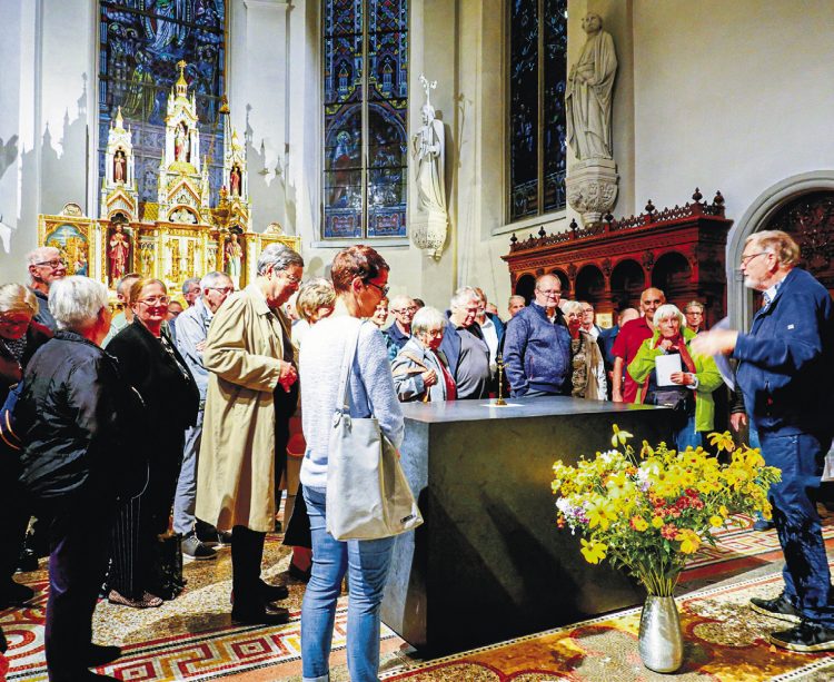 Führung in der grossen  Pfarrkirche von Rothenthurm