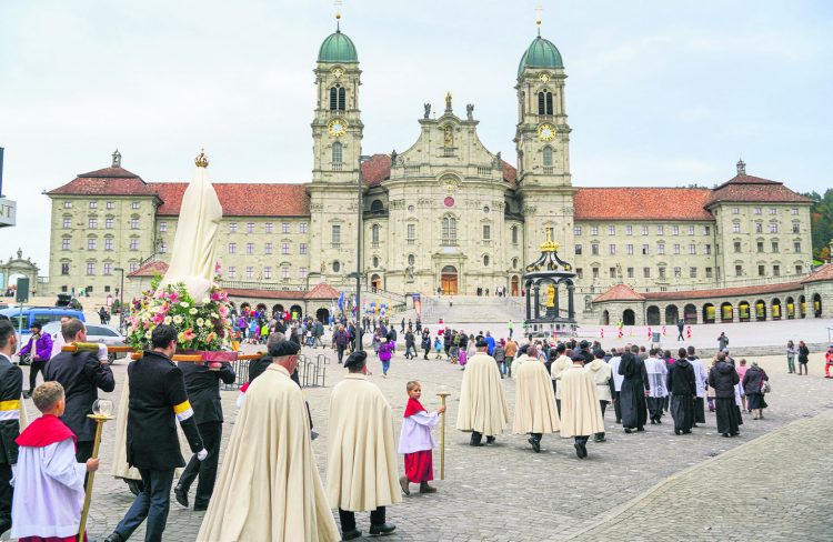 Rosenkranzprozession mit 730 Personen in Einsiedeln